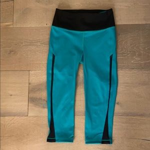 Lululemon scalloped teal and black crop leggings.